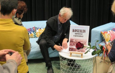 Krzysztof Urbanowicz podpisujący egzemplarz książki