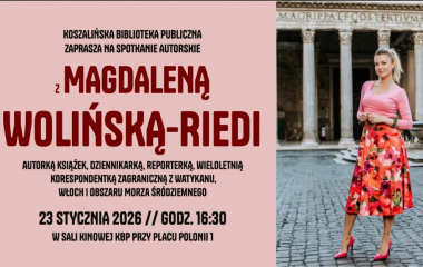 Zdjęcie przedstawia kobietę w różowej bluzce i kwiecistej spódnicy, pozującą na tle zabytkowego budynku.