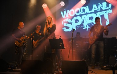Na zdjęciu wokalistka zespołu na scenie podczas występu