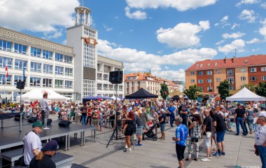 zdjęcie przedstawia osoby uczestniczące w spotkaniu przed Urzędem Miejskim w Koszalinie