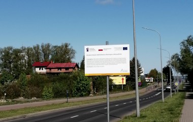 obrazek w kolorze przedstawiający tablice informacyjna i oświetlenie uliczne przy ulicy Bukowej w Koszalinie